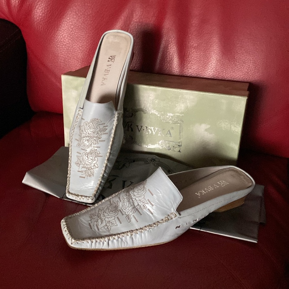 Beautiful Light Sparkling Embroidery Slides
